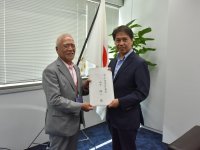 山下長官（右）に要望書を手交する立野委員長