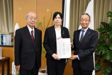 （左から）渡辺共同委員長、小野田大臣、中村委員長