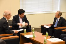 （左から）渡辺共同委員長、木原官房長官、中村委員長