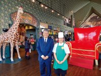 ラッキーピエロの王一郎代表（左）と王未来副社長。平成21年には日本経済新聞「何でもランキング」の「ご当地バーガーならこの店」で全国第1位に選ばれた