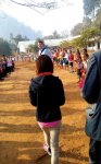 小学校を建設したカンボジアを訪問し、現地の子どもたちに歓迎される川嶋さん