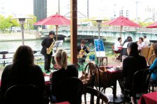 京橋川オープンカフェは、地元の音楽大学や専門学校と連携し、演奏会やファッションショーを開催