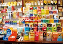 日本製のたばこよりも幅を利かせている外国製の葉巻や紙巻きたばこ。色とりどりのパッケージは見た目もかわいく、手に取る人も多い