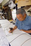6代目、先代社長の大川原静雄さん。もち米でつくったのりを布に塗っていく「のり置き」という作業を行う様子