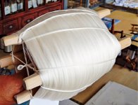 細い絹糸を丁寧に扱い、手作業で12 の工程を経てつくられる弦。「１００年続く伝統の技です」と話す橋本圭祐さん