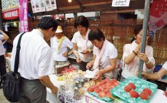 甘くてジューシーな福島産の桃は来場者に大人気で、売れ行きも上々