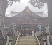近年パワースポットとして注目を集める三峯神社。毎月１日に限定で売り出される白いお守りが人気だ