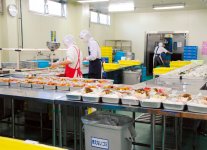 クック・チャム本社に併設される工場（セントラルキッチン）では、各惣菜の「キット」を一括製造する