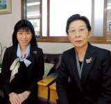 二代目社長で現会長の節子さん（右）と、現代表取締役社長の万希子さん
