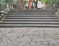 宇佐神宮の西大門に向かう石段の中腹にある夫婦石。大きな二つの三角形が仲睦まじく並んでいる