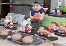 明治時代から昭和 20 年代頃までつくられていた 四日市人形は京都の伏見人形の流れをくむ。伝統を 復活させ、次代に伝えていく
