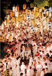 防府天満宮御神幸祭(裸坊祭)は、御神体を奉 じた御網代(おあじろ)を白装束姿の裸坊数千人 が「兄弟ワッショイ」のかけ声で勇ましく練り歩く、 荘厳な西日本屈指の荒祭り