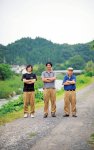 「福島で生まれ、福島で育ち、福島で暮らす。そんな当たり前の生き方を」と髙橋さん。創業時から手を携えてきた鳥居塚実さん（右）に、蛭田真浩さん（左）らの若い力も加わった