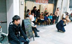 和歌山大学の学生と市民ボランティアが運営するカフェ（名称カフェWith）。客層が若く、活気が感じられる