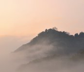 霞ヶ城」とも呼ばれる「苗木城」を北恵那鉄橋から見た様子。多くの写真家が訪れる絶景スポットだ