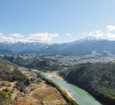 中津川市内を東西に流れる木曽川と恵那山を一望した風景
