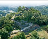 自然の地形を生かしてつくられた山城・苗木城跡には、近年天守閣に見晴らし台が設けられ、観光スポットとして脚光を浴びている