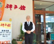 とりトマ丼の仕掛け人となった「神戸館」代表取締役の前田僚之さんは、協議会会長として普及に努めている