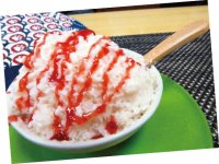 竹原が誇る三蔵の純米酒粕を使用した「氷甘酒」。「誠鏡」「宝寿」「竹鶴」それぞれの味わいが楽しめる。後味まで楽しめる濃厚さとフワフワの食感が大人気だ
