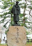 作家太宰治は五所川原市内の金木地区出身。生誕100年の節目である平成21年に銅像が建立された。毎年6月19には生誕祭がおこなわれる