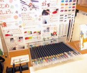 日本の伝統色20色を揃えたカラー筆ペン「彩（さい）」。世界各地から問い合わせが殺到しているという