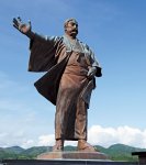 三菱グループの創始者である岩崎弥太郎の銅像。同氏の生家もすぐ近くにある