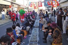 「第3回熊野きのもと『さんま祭り』」。「さんま丸干し1000本ふるまい」が人気で、冬の閑散期に観光客の誘致が期待できるイベントに育ちつつある