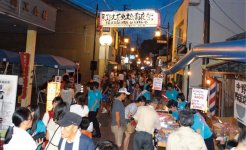 夏の大イベント「熊野大花火大会」は前夜祭から盛り上がる。熊野商工会議所の前の道路では「古道通り夜市」が開催され夜店が並び、夜遅くまでにぎわう