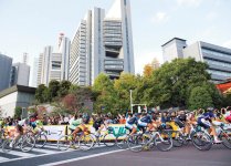 さいたま新都心駅周辺を回る市街地コースで開催されている『ツール・ド・フランス さいたまクリテリウム』。この大会には世界の強豪自転車チームが集まる。2013年にツール・ド・フランス100周年を記念して始まった。3回目となる今年は10月24日（土）に開催。沿道には多くの観客が集まり声援を送る
©Saitama City yuzuru.sunada