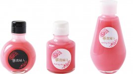見た目もおいしいピンク醤油 華貴婦人。50～400㎖まで8種類のボトルバリエーションがある。左から「コロン」（100㎖）、「サクラ」（同）、「アデリーヌ」（200㎖）