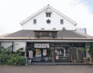虎屋は福山市内を中心に11店舗を展開している。店内には和菓子から洋菓子までさまざまな種類のお菓子が並び、目移りするほどだ