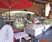 虎屋は福山市内を中心に11店舗を展開している。店内には和菓子から洋菓子までさまざまな種類のお菓子が並び、目移りするほどだ