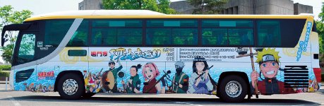 人気アニメ「ＮＡＲＵＴＯ」とコラボしたラッピングバス。鳴門市阿波おどりをＰＲする企画として関西・中国地方と徳島間を走る高速バスにラッピングした