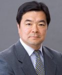 高橋進 氏
日本総合研究所　理事長
1976年、一橋大学経済学部卒業。株式会社住友銀行を経て、株式会社日本総合研究所へ出向。2005年から2年間は、内閣府政策統括官を務め、政策立案等も担当した。2007年に、日本総合研究所へ復帰し、副理事長を経て2011年6月より現職