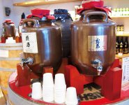 霧島ファクトリーガーデンにあるブルワリー・レストラン内のショップでは、霧島酒造が製造する各種焼酎の試飲もできる