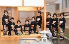 木更津伝統伎芸を守る会が用意した日本髪を披露する木更津芸者衆