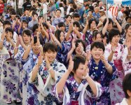 「木更津港まつり」は、毎年8 月14日、15日に行われる市内最大の祭り。14日は「やっさいもっさい踊り」、15日は花火大会が催される。「やっさいもっさい」とは、木更津甚句の中にある囃子言葉のこと