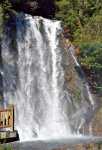 霧島温泉郷にある丸尾滝。温泉水が流れており、冬には湯気が立ち上る