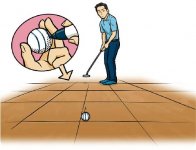 パターを短く持って、フローリングの床などで、ボールに書いた線がブレないようなストロークを練習する