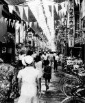 昭和40年ごろの油津商店街。肩と肩がぶつかり合うくらい混みあうこともあったという