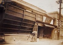 昭和初期の店舗。建物左側にあるのは「日よけ」。その内側にお茶の審査場がある