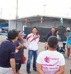 アブダビで行われたASAFアジアセーリング選手権にて選手とフレンドリーに接し、激励する鈴木長官。リオ五輪予選でもあったこの大会で、日本人選手4人がリオへの切符を手にした