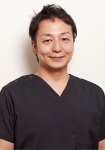 くわはら・やすし
1978年生まれ。埼玉医科大学卒業後、同大形成外科に勤務。足に対する悩みを持つ人が多いにもかかわらず、足を専門に診る医療機関がほとんどないことに疑問を持ち、2013年、東京・表参道に足の変形や痛みに特化した日本初の足専門のクリニック「足の診療所」を開設。整形外科、血管外科、皮膚科などの専門医によるチーム医療を実践し、歩き方や靴の選び方など足のケアも指導。下肢救済・足病学会評議員を務める。