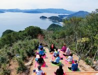 天望山の山頂に昨年開設した「レイフィールド」で、ヨガ＆瞑想を楽しむ女性たち