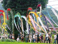 岳の幟（たけののぼり）。“信州の鎌倉” 別所温泉で500年前から行われている雨乞いの祭り。色とりどりの幟が美しい
