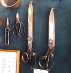日本で初めて裁ちバサミをつくった刀匠の吉田弥吉による作品も店内に展示。長さは約40センチ