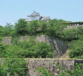 「津山城（鶴山公園）」。見事な城の石垣は、かつての雄大な面影を残し、津山藩の足跡を伝えている