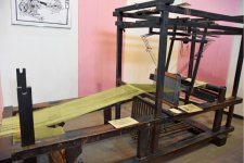 米沢織物歴史資料館に展示されている鮮やかな糸の織機