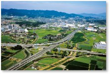 鳥栖ジャンクション：日本では数少ないクローバー型のジャンクションで、九州自動車道と長崎自動車道、大分自動車道を接続する。九州では最も交通量の多いジャンクションの一つ
