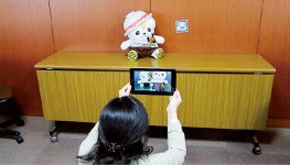 同所が提供するさのまるピクチャ。佐野市内の店舗でスマートフォン用アプリを起動し、スマートフォンのカメラをフォトマーカーに向けると画面上にさのまるが現れ記念撮影ができる